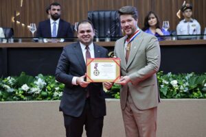 Vice-presidente do TCE-AM recebe Medalha do Mérito Legislativo