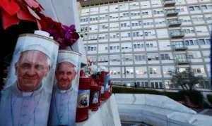 Após crise respiratória, Papa Francisco recebe transfusão de sangue